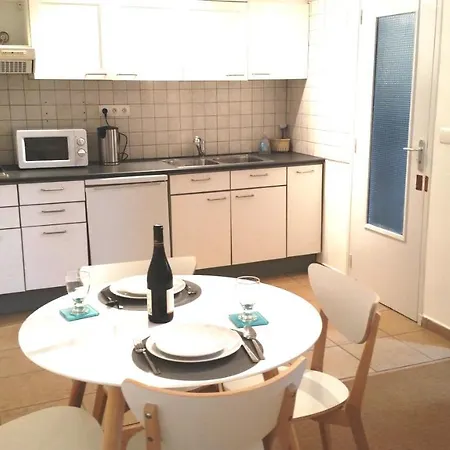 Stunning 4 Bed Contemporary With Private Pool *