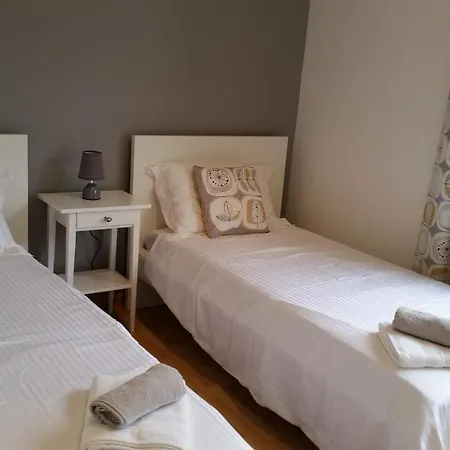 Stunning 4 Bed Contemporary With Private Pool